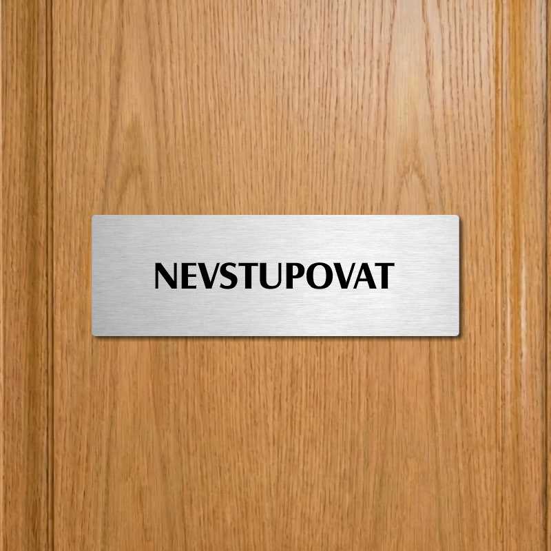 Nevstupovat, 240x79mm, zlatá popiska s dvojtým rámečkem